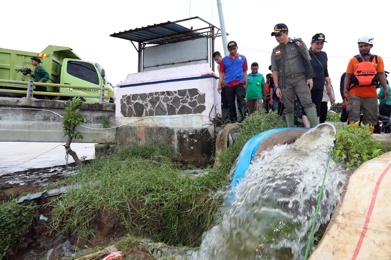 Naik Perahu Karet, Kepala BNPB Tinjau Pompa Penyedot Banjir di Kota Semarang
